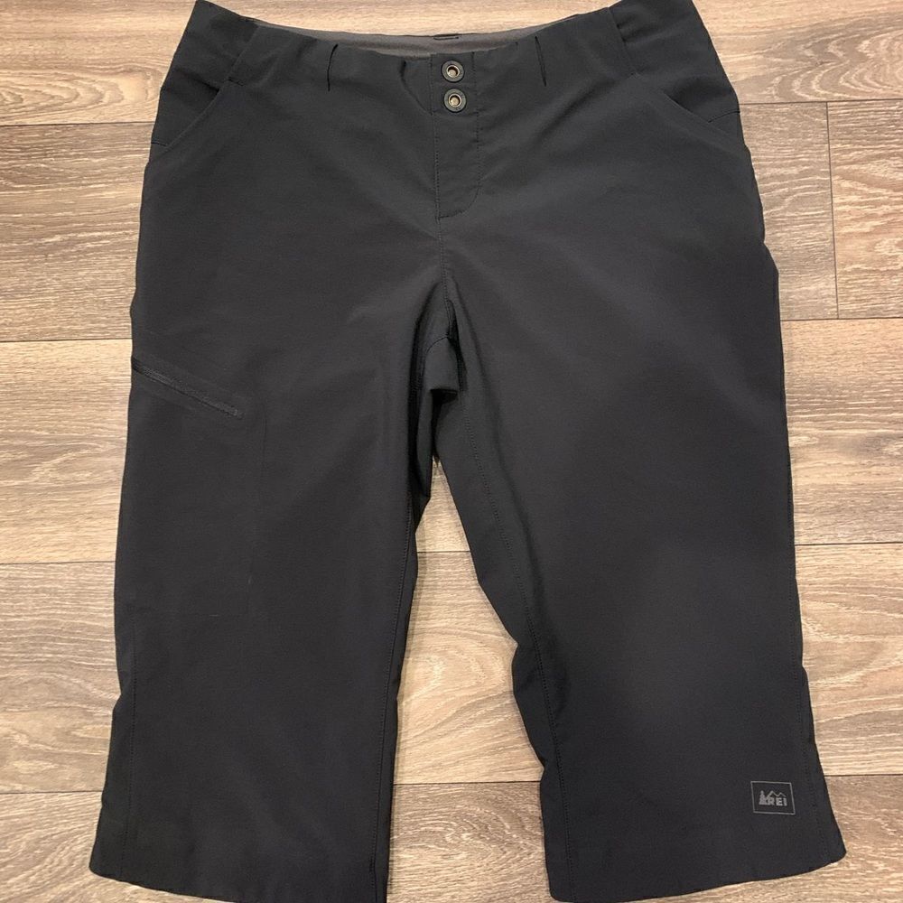 REI ladies outdoor brand Capri style pants.  Size: 4.